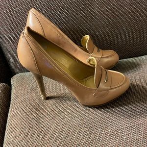 Nine West Heeled Loafer Size 8.5 Natural Color. New, small defect on right shoe.